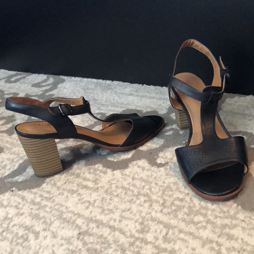 🎁 Clarks Black T Strap Low Healed sandal
